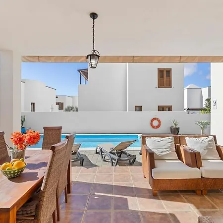 Nica Willa Costa Teguise