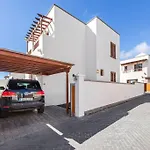 Nica Willa Costa Teguise