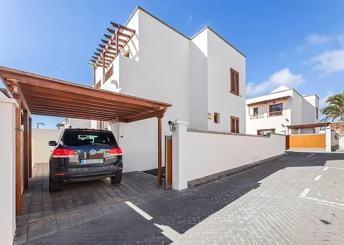 Nica فيلة كوستا تاغيسي